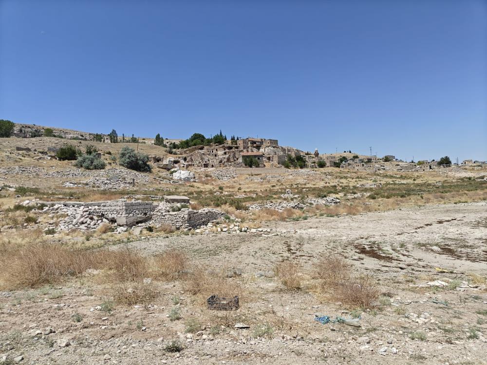 Yamula Barajı’nda sular çekildi, eski mahalle ortaya çıktı