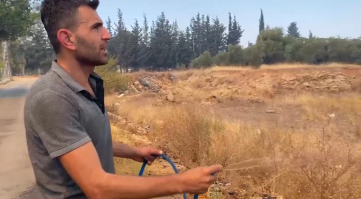 Antalya’da alevlerin yaklaştığı mahallede vatandaşlar hortumlarla nöbette
