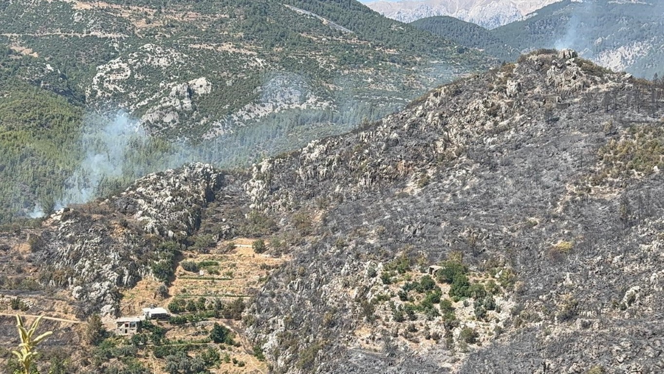 Antalya’da yerleşim yerlerini tehdit eden orman yangınında bazı evler tahliye edildi