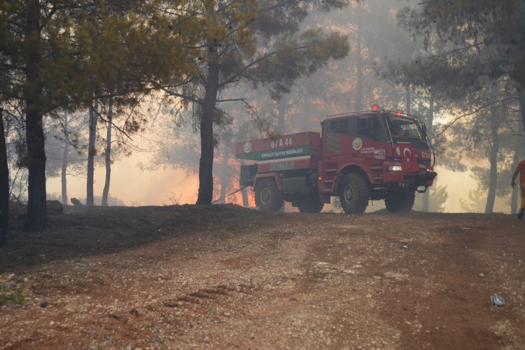 Aksu’da yürek yakan yangında evler hasar gördü, hayvanlar telef oldu