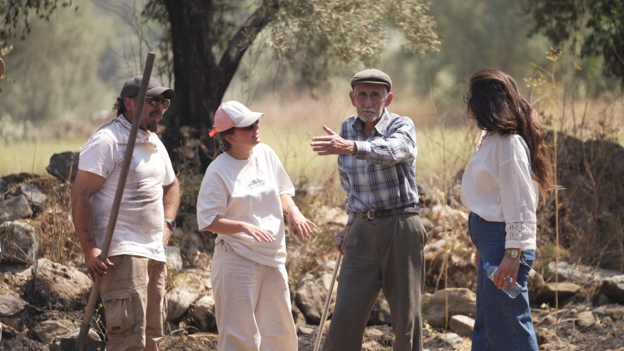 Bir asırdır antik kentte yaşayan Durmuş dedeyi zar zor ikna ettiler