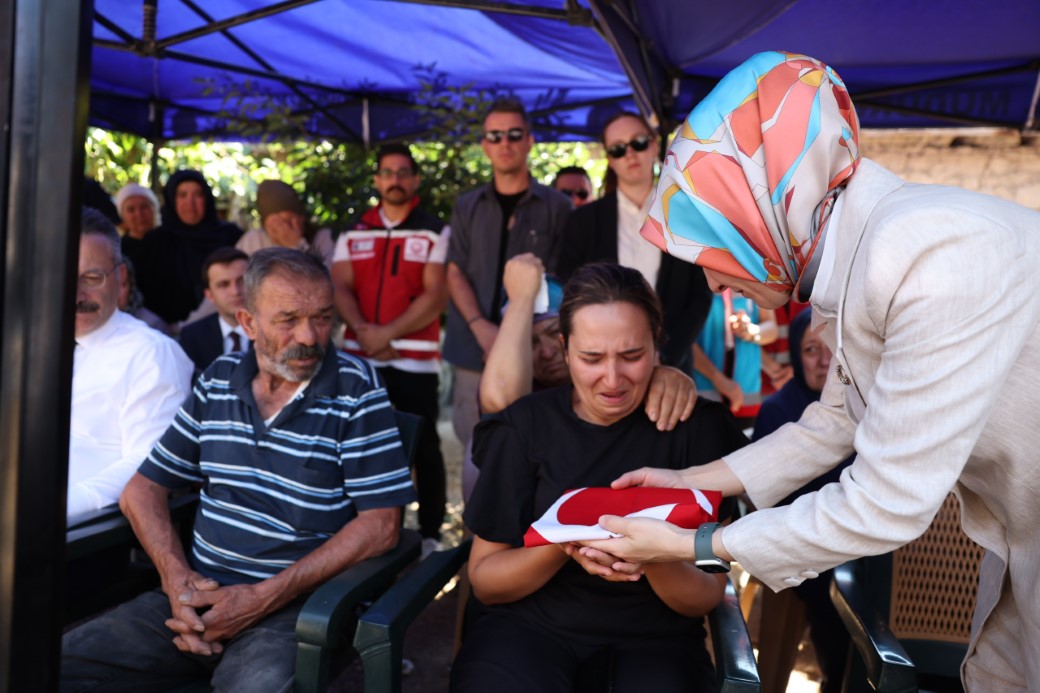 Bakan Göktaş, yangında yaralanan orman işçisini ziyaret etti