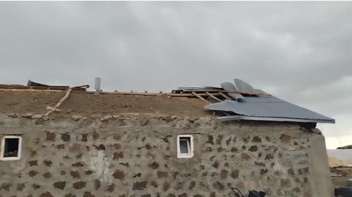Malazgirt’te etkili olan fırtına ev ve ahırların çatısını uçurdu