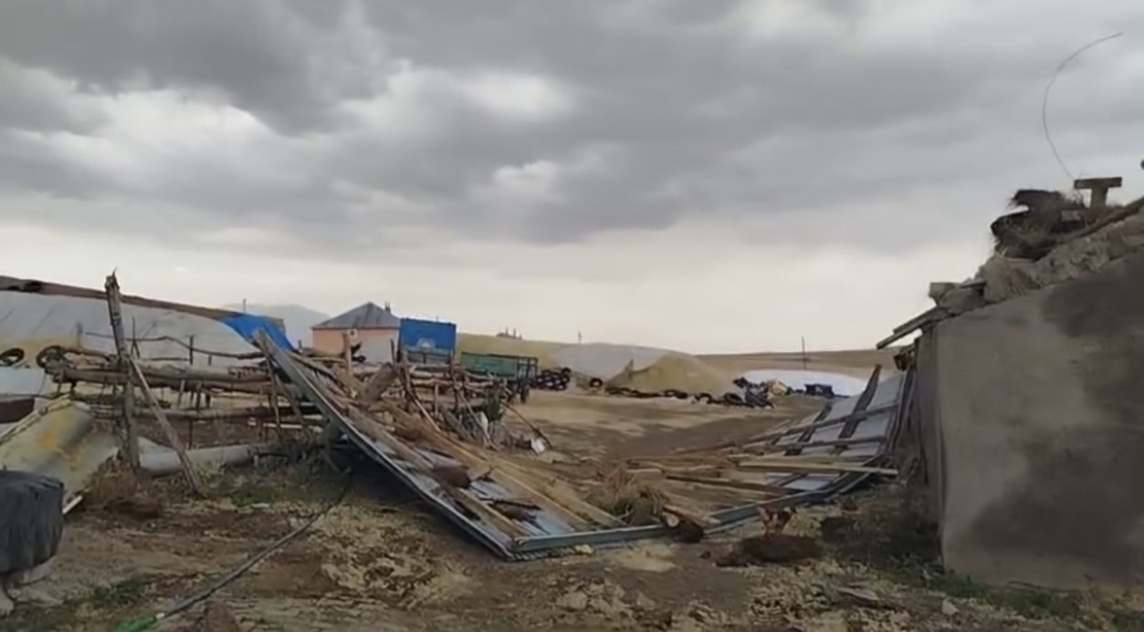 Malazgirt’te etkili olan fırtına ev ve ahırların çatısını uçurdu