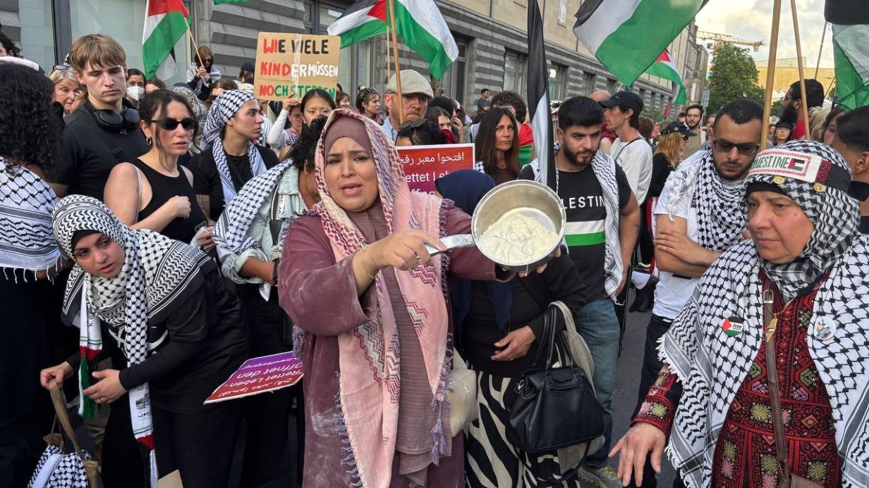 Berlin’deki Mısır Büyükelçiliği önünde 