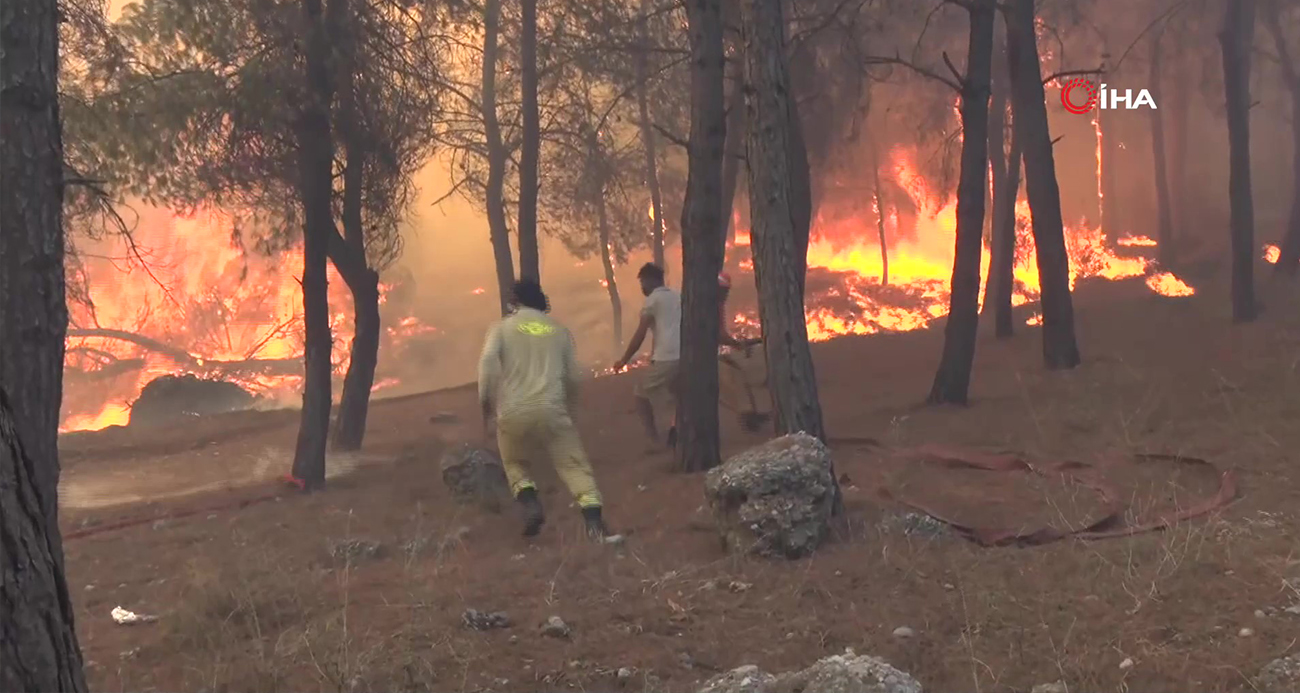 Aksu’da yangınla mücadele eden ekiplerin zor anları kamerada