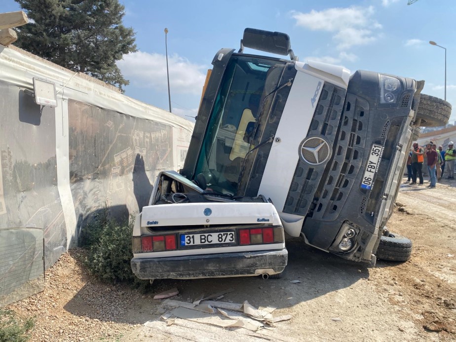Kamyonun üzerine devrilmesiyle hurdaya dönen Tofaş’ta kimsenin olmaması faciayı önledi