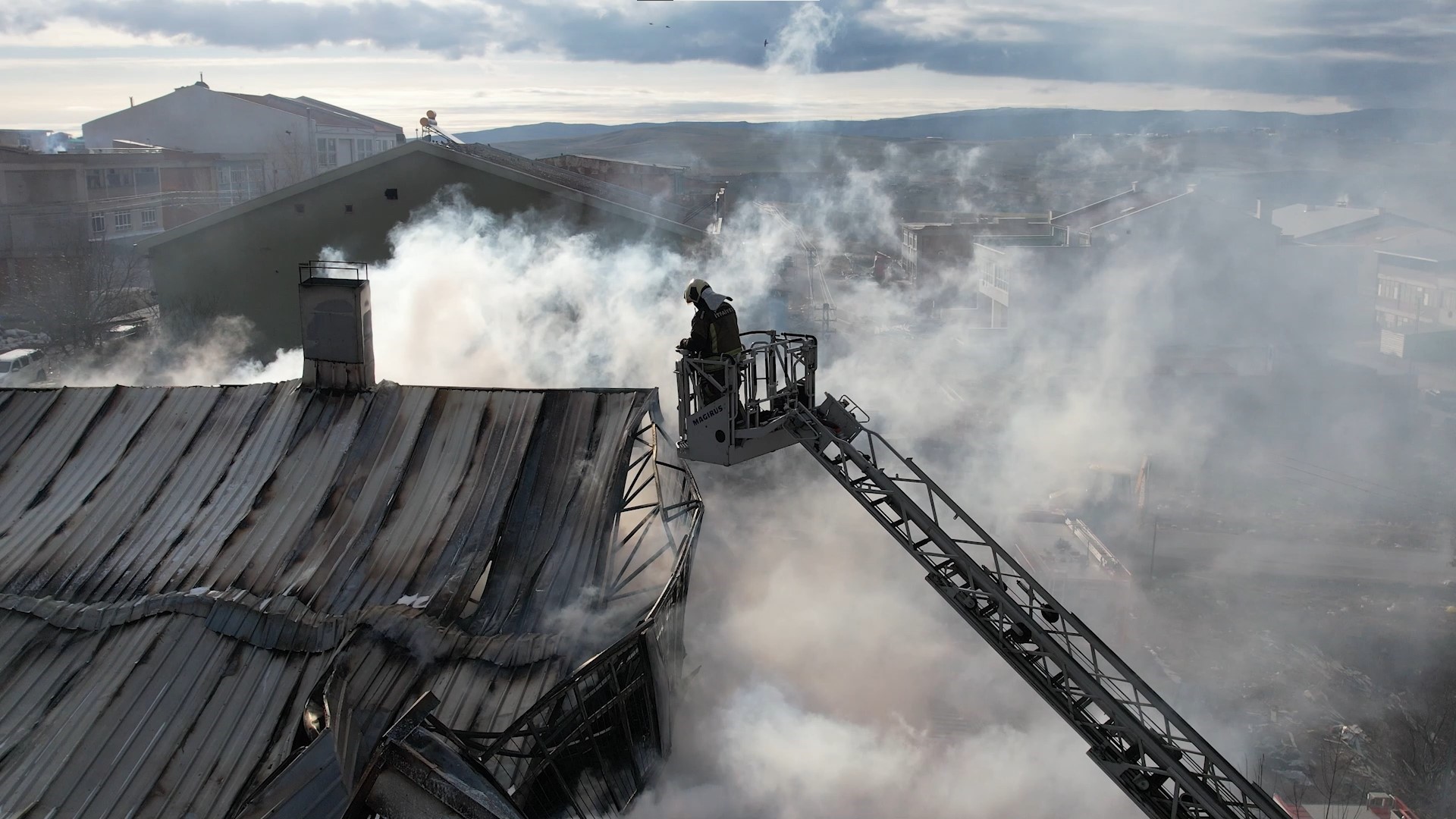 Bir sirenle başlayan hayat mesaisi: İşte itfaiyecilerin gölgedeki gerçeği