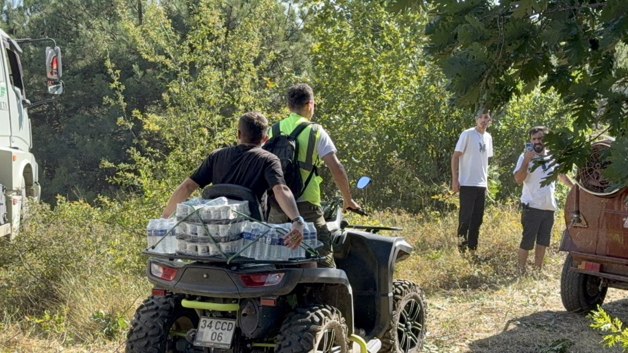 Orman yangınına müdahale sürüyor: Ekiplerin yanı sıra vatandaşlar da seferber oldu