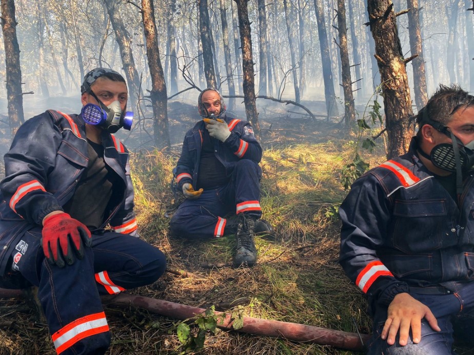 Orman yangınına müdahale sürüyor: Ekiplerin yanı sıra vatandaşlar da seferber oldu