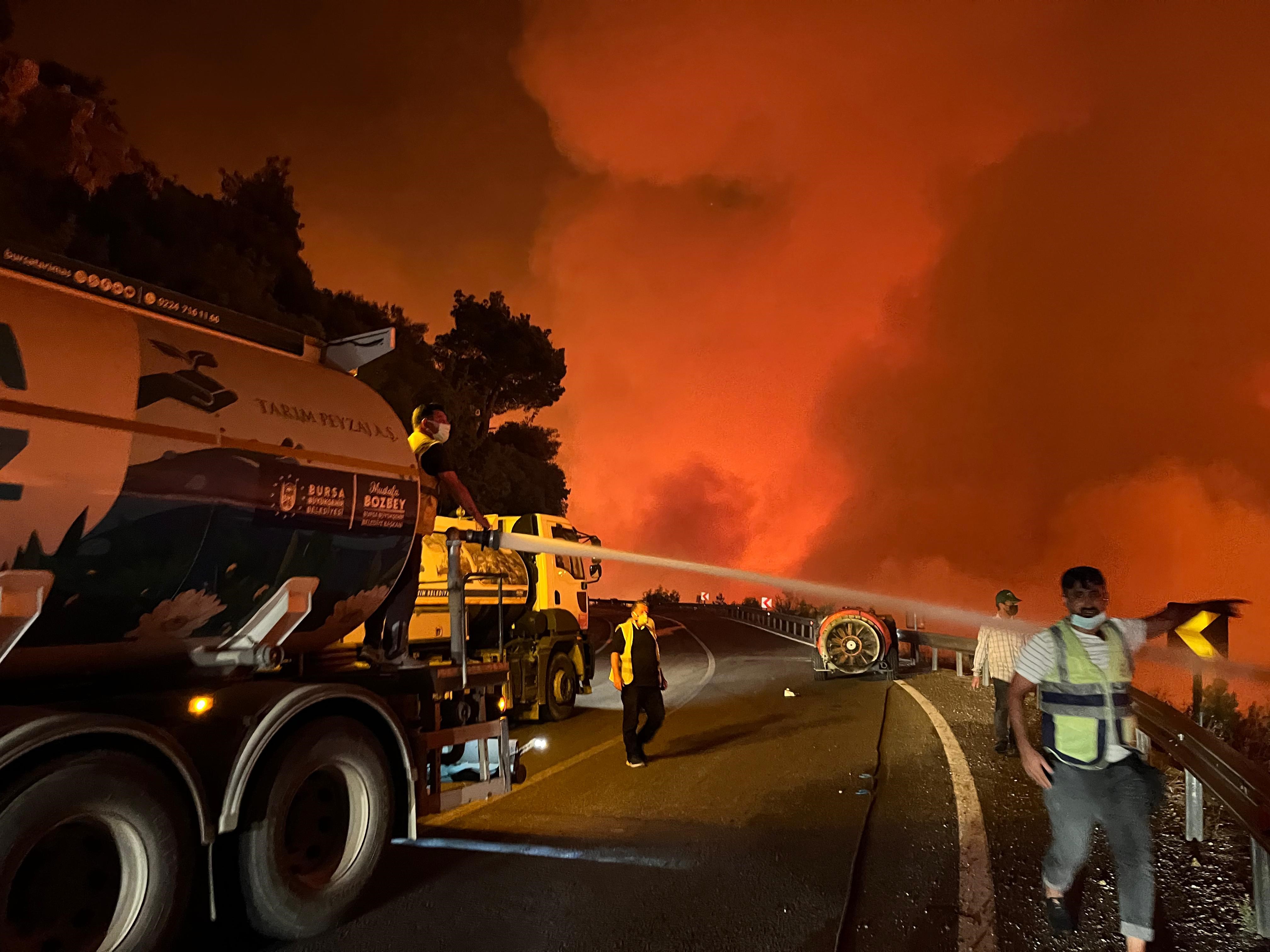 Bursa’da gecenin karanlığı yangının alevleriyle aydınlandı