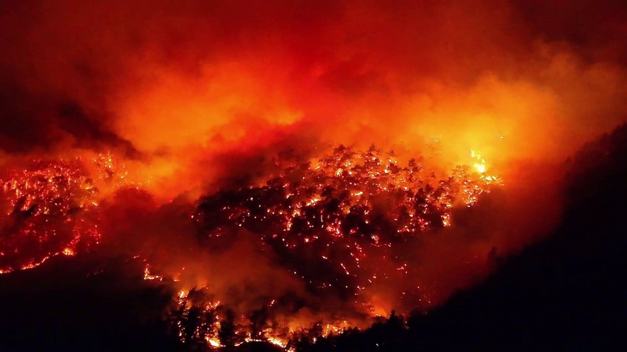 Kara yoluna yaklaşan alevler dronla görüntülendi