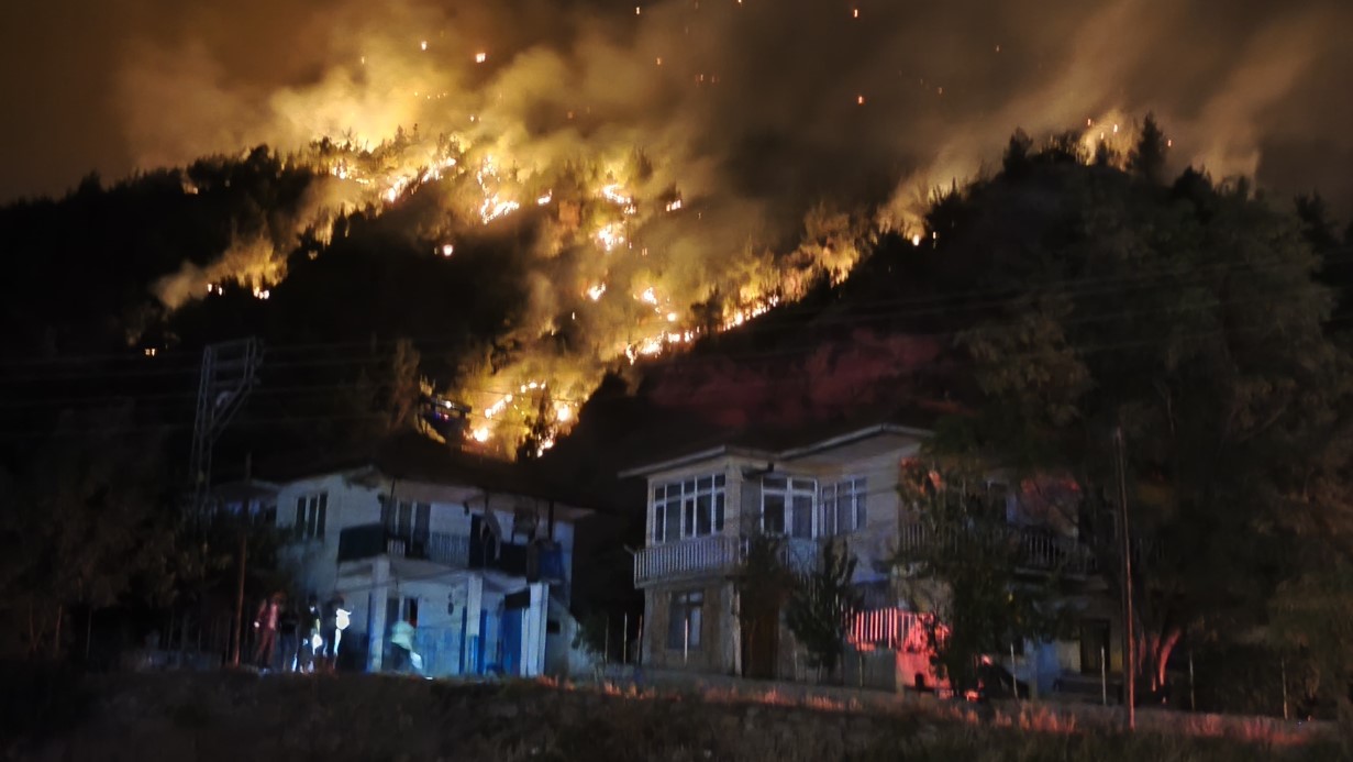 Kara yoluna yaklaşan alevler dronla görüntülendi