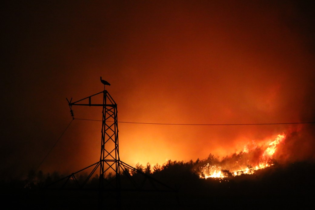 Kara yoluna yaklaşan alevler dronla görüntülendi