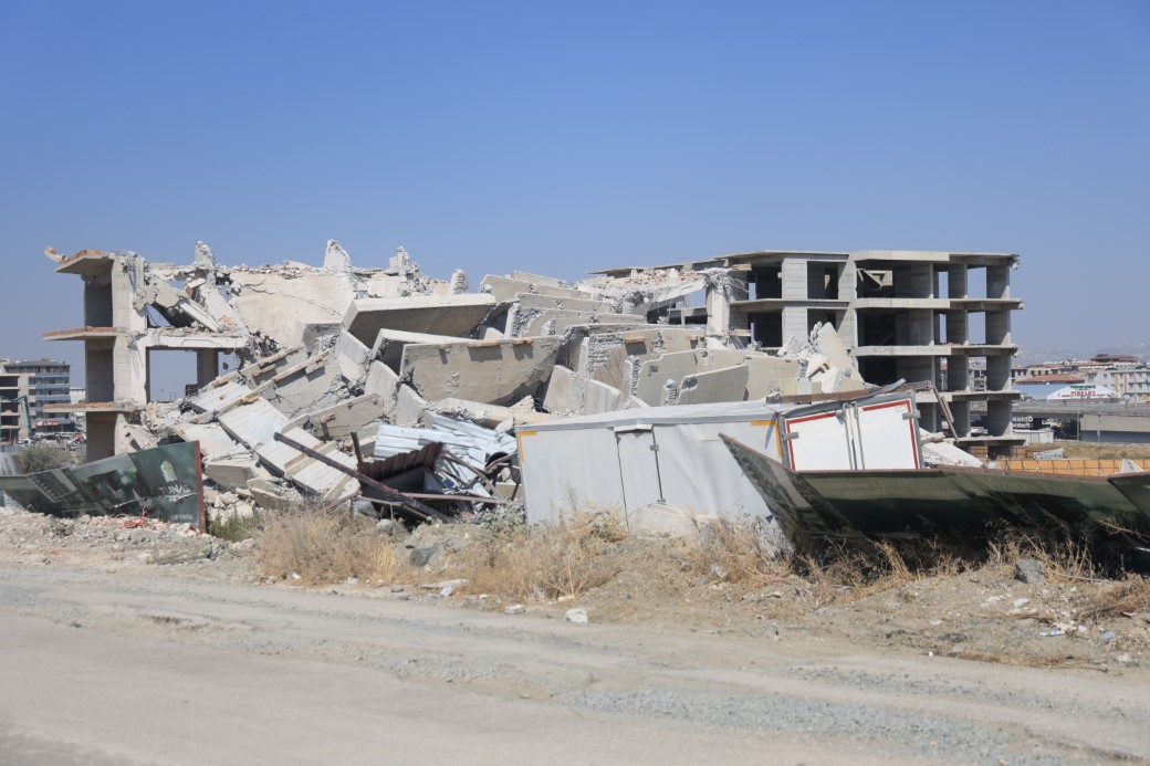Deprem etkisi yaşatan 12 katlı binanın yerle bir olduğu anlar kamerada
