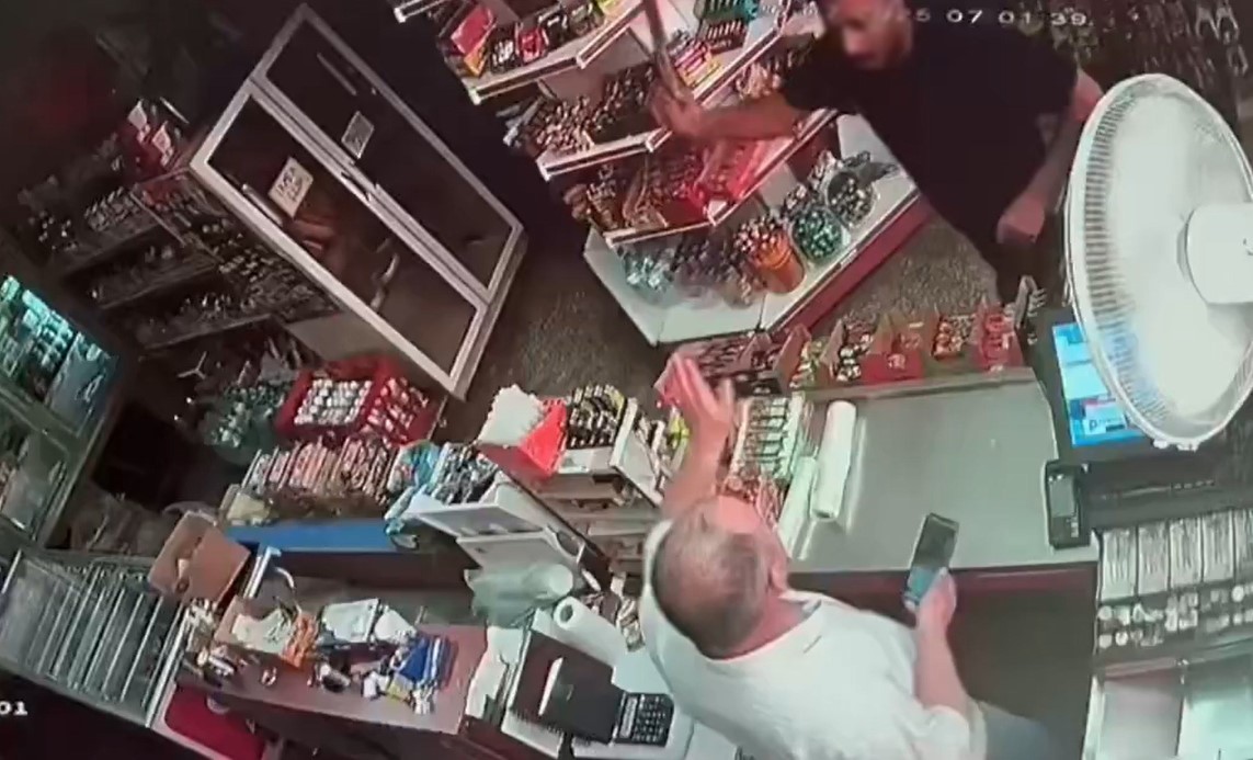 Dondurma iadesini kabul etmedi, pala ile saldırıya uğradı