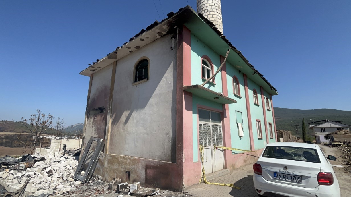 Köy kül oldu, caminin içi sağlam kaldı