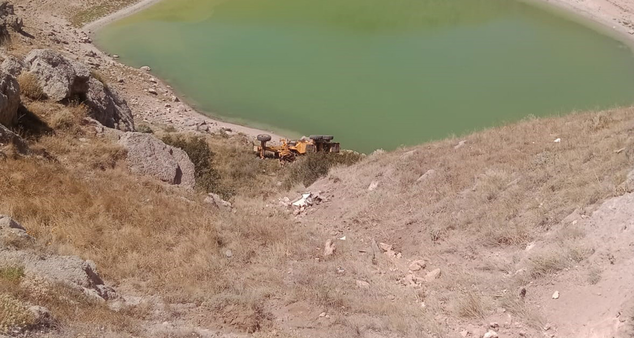 El freni çekilmeyen greyderin sürüklediği otomobil uçuruma yuvarlandı: 1 ölü, 1 yaralı