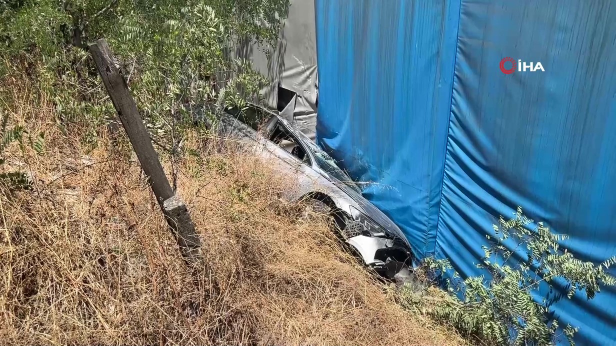 Sultanbeyli’de kontrolden çıkan otomobil ağaçlık alana uçtu: Kaza anı kamerada