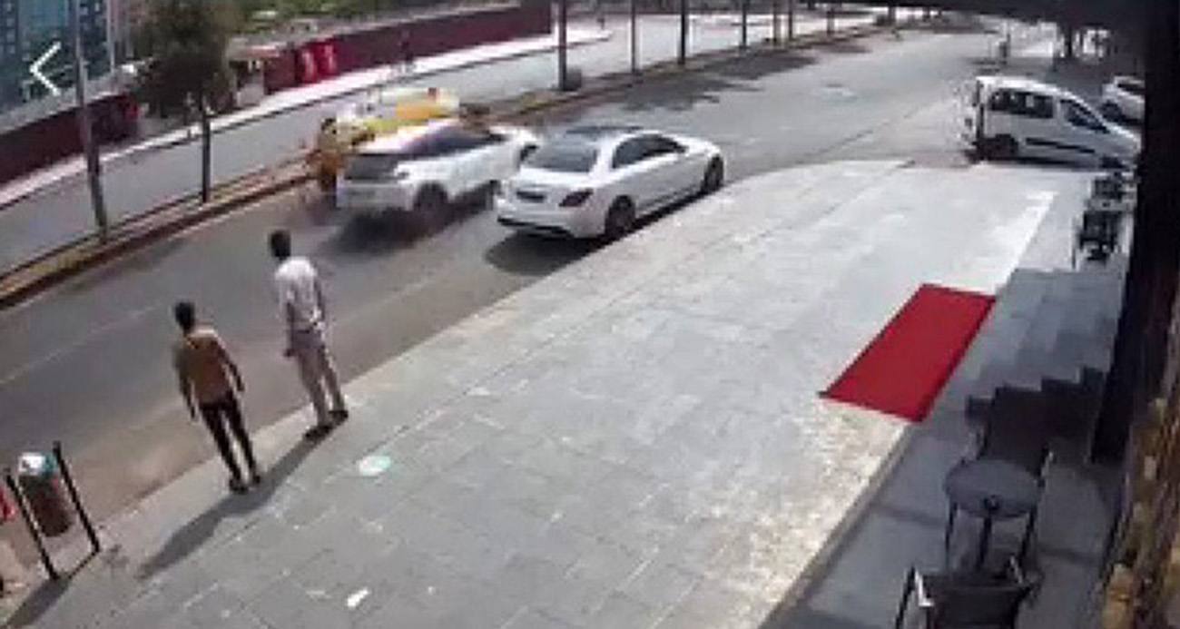 Dikkatsiz sürücü, taksinin yan yatmasına neden oldu