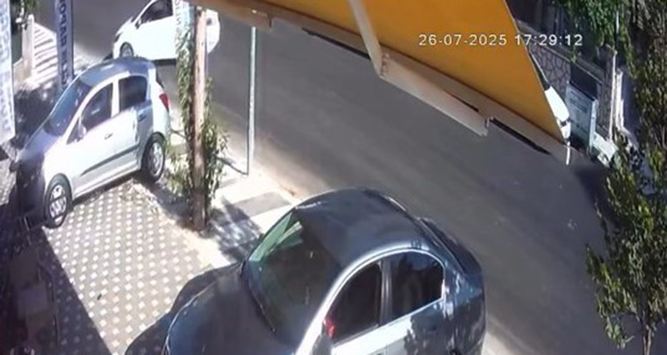 Araçta bırakılan çocuk, el frenini indirdi