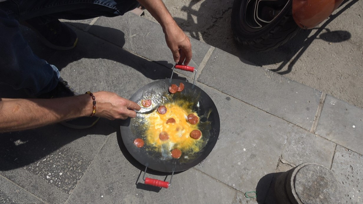 Kilis’te kavurucu sıcakta betonun üzerinde sucuklu yumurta pişirildi