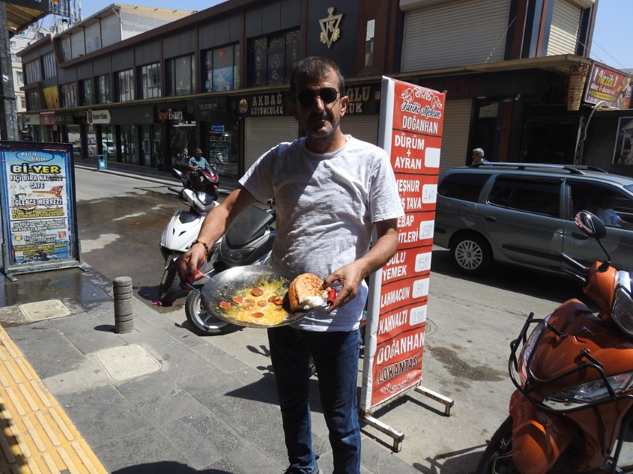 Kilis’te kavurucu sıcakta betonun üzerinde sucuklu yumurta pişirildi