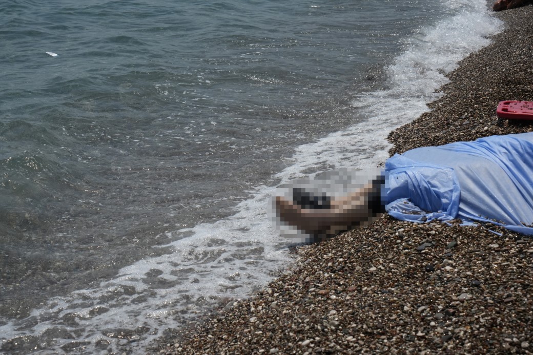 Konyaaltı Sahili’nde vücudunda kesikler bulunan erkek cesedi bulundu