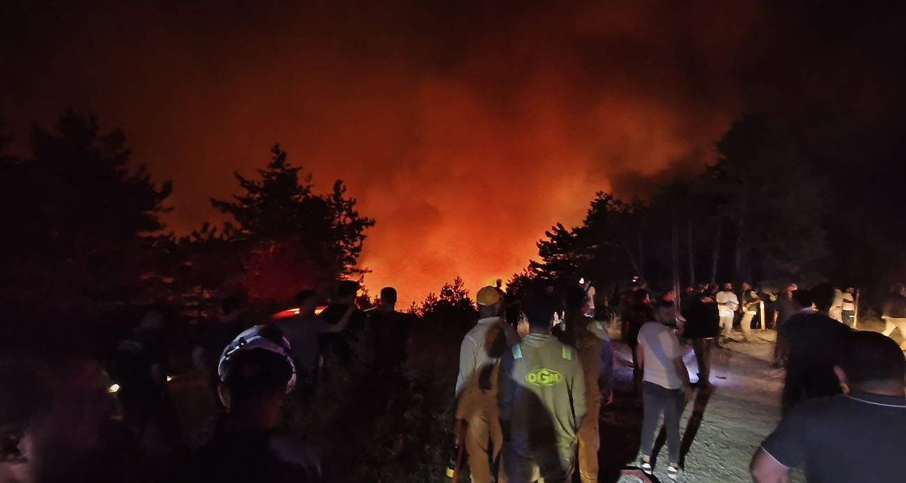 Karabük’te orman yangını büyüyor, iki mahalle tahliye edildi