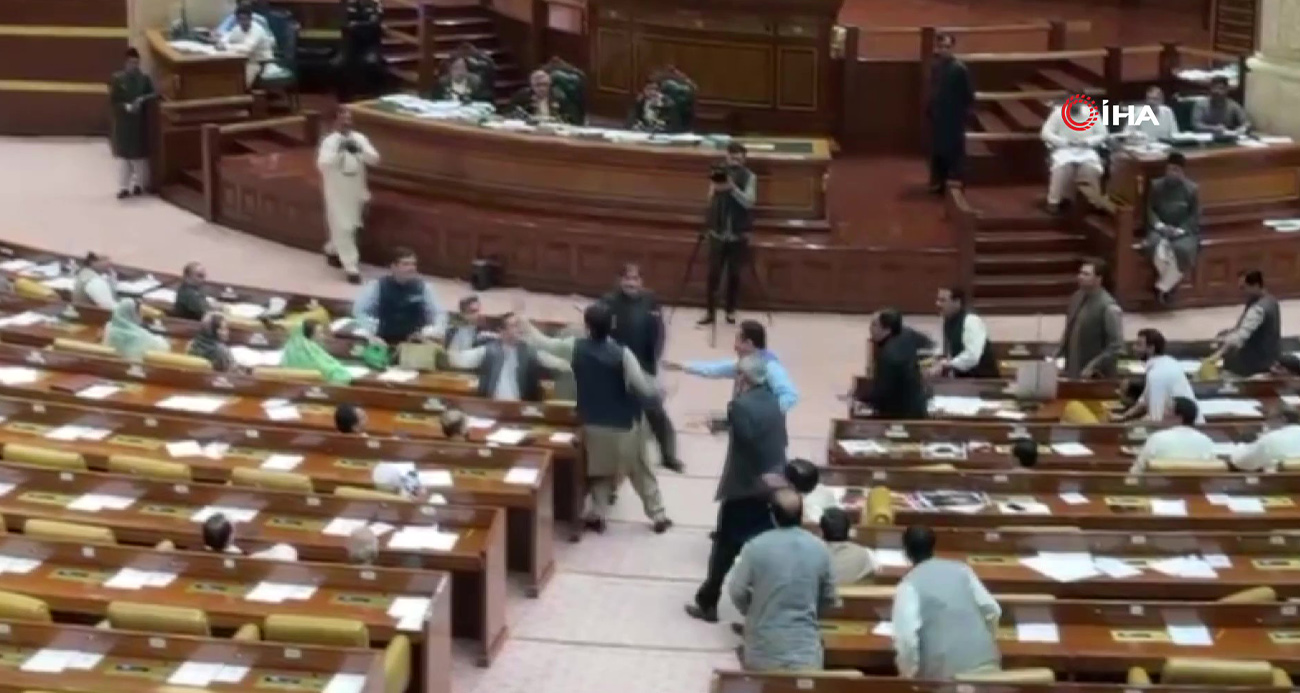 Pakistan’da eyalet meclisinde milletvekiline tokatlı saldırı