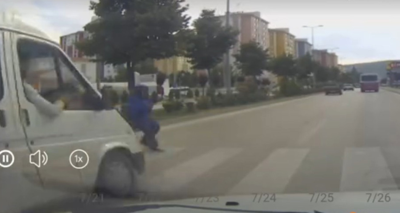 Minibüsün çarptığı yaya yaralandı: O anlar kamerada