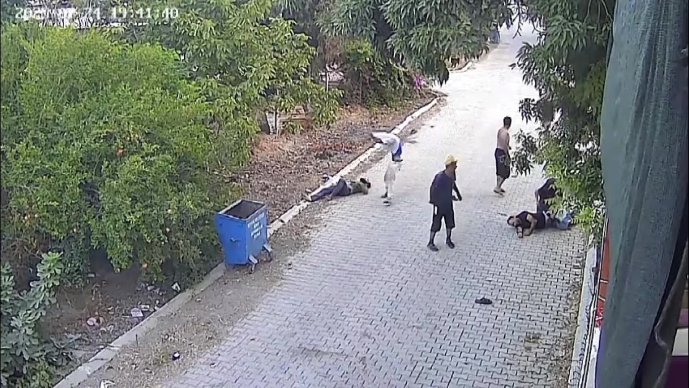 Kanlı miras kavgasında yeni görüntüler: Baba, oğullarını sopayla dövüp böyle ateş etti