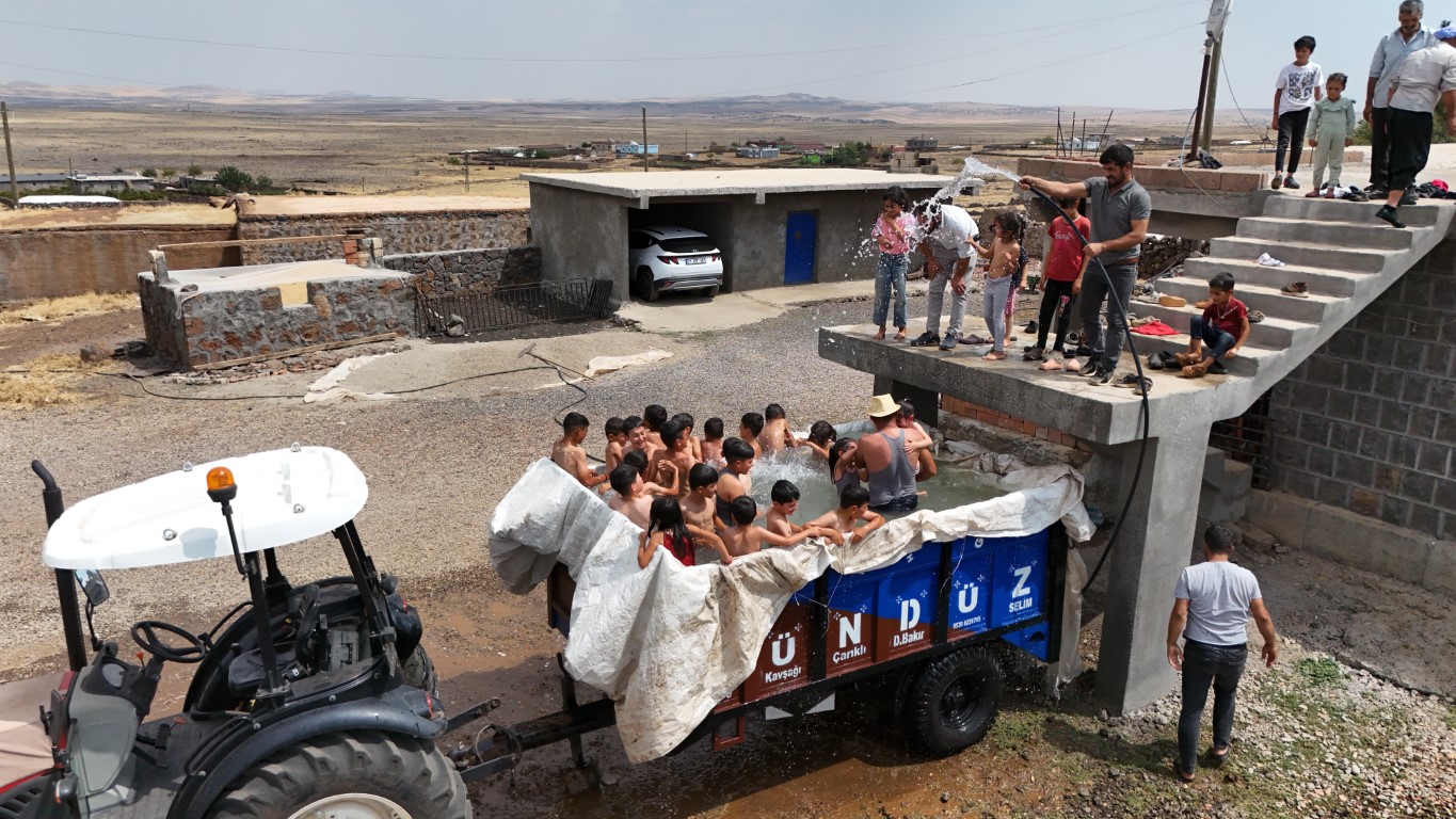 Havuz yoksa römork var: Diyarbakır’da yaz neşesi kendi imkanlarıyla geldi