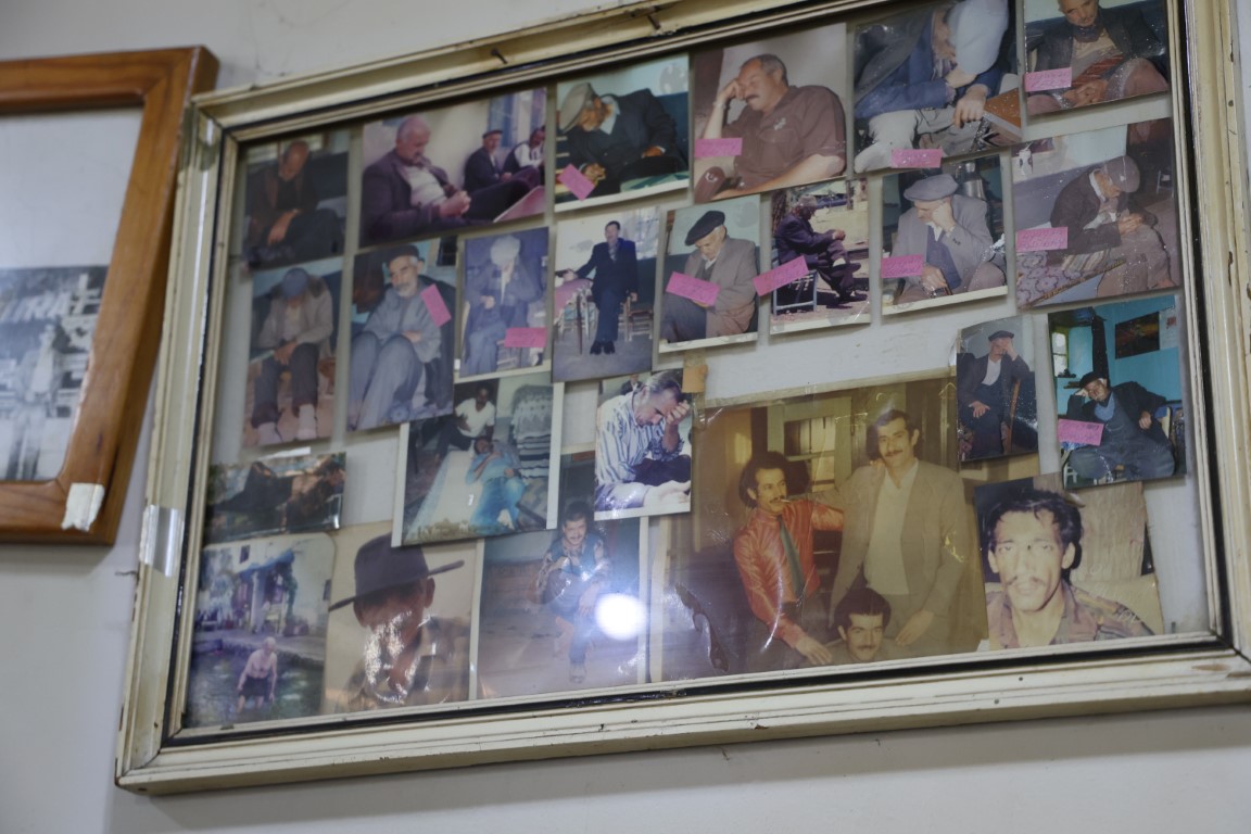 Bu kahvehaneye gelen uyuyor