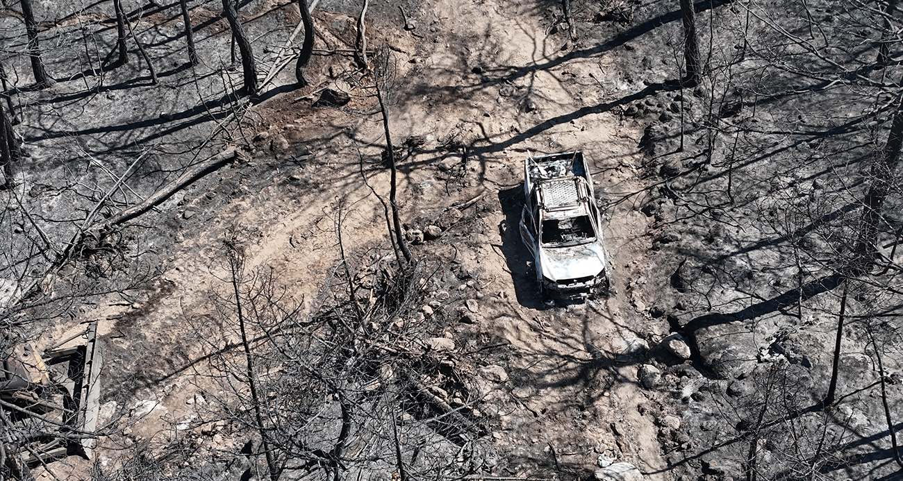 Yangında 10 görevlinin şehit olduğu alandaki araçlar çekiliyor