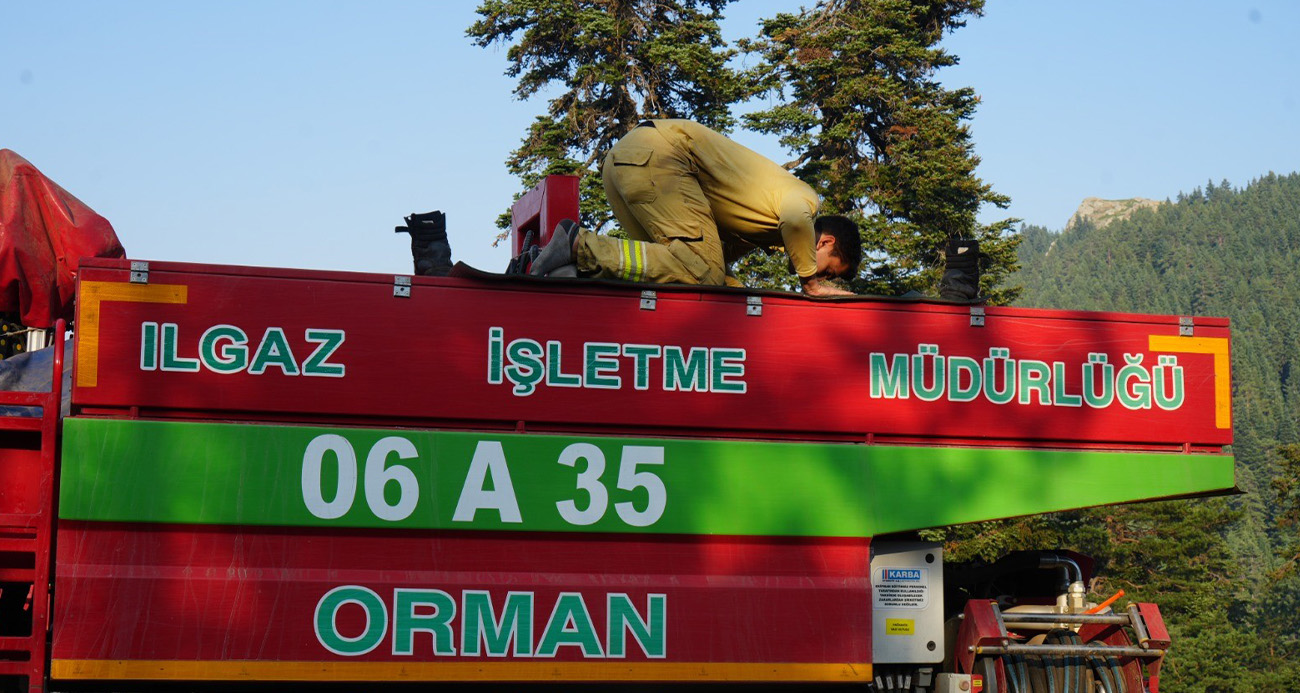 Yangınla mücadele arasında araç üzerinde namazını kıldı