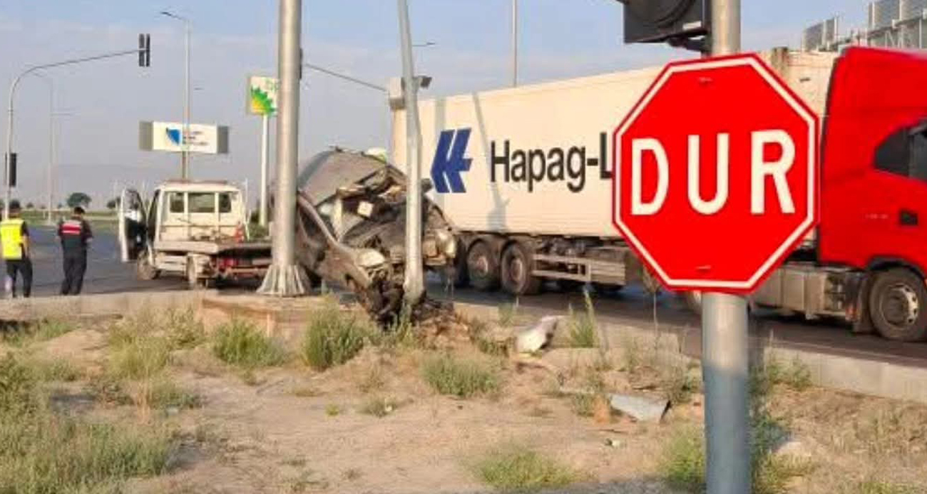 Ticari araç elektrik direğine çarptı: 7 yaralı