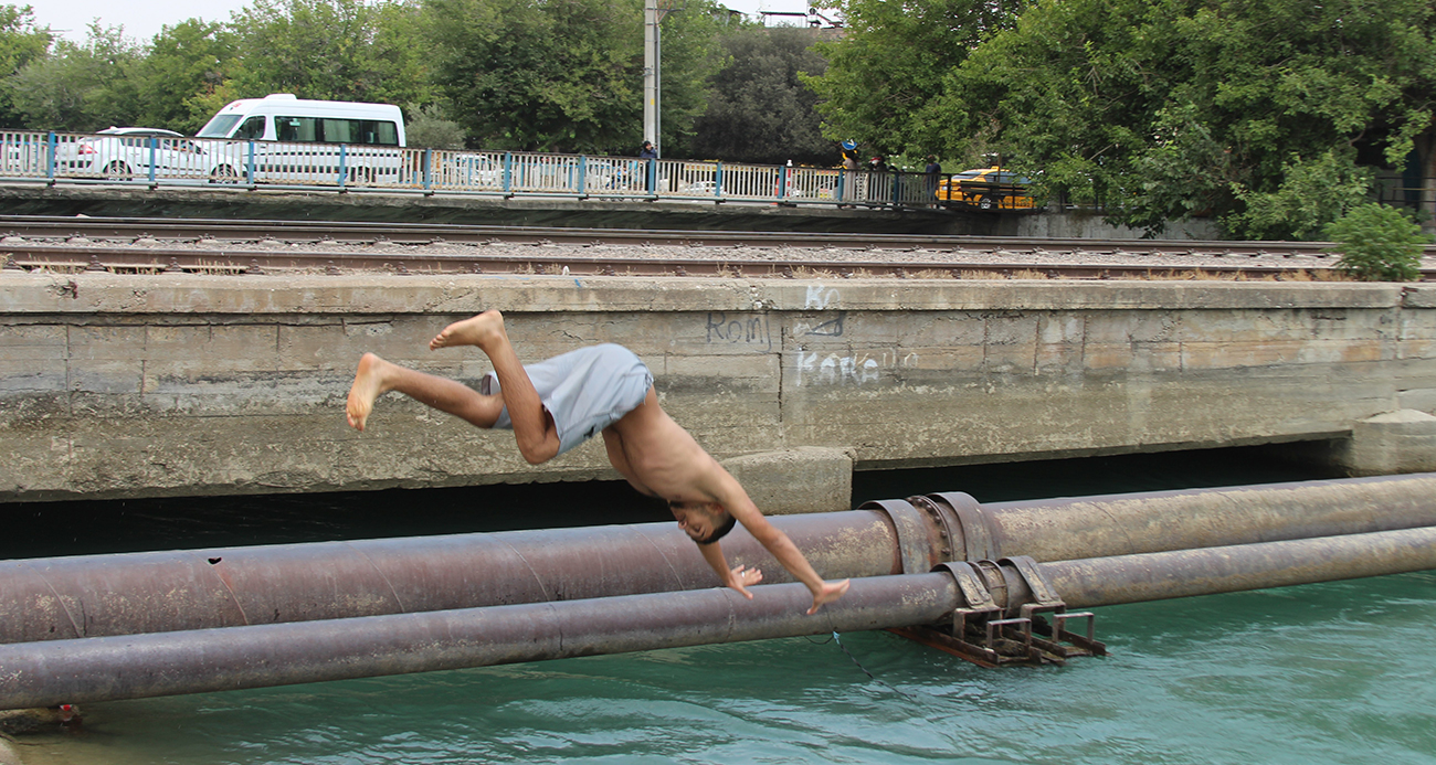 Adana yanıyor, sulama kanalları doluyor