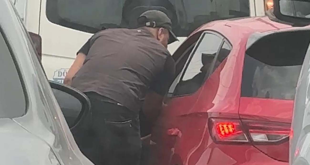Trafikte cam silen gençler artık zorla kapıları açıp para istiyor