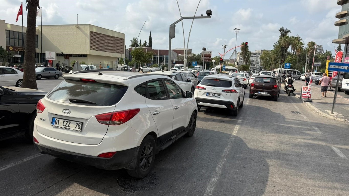 Trafikte cam silen gençler artık zorla kapıları açıp para istiyor