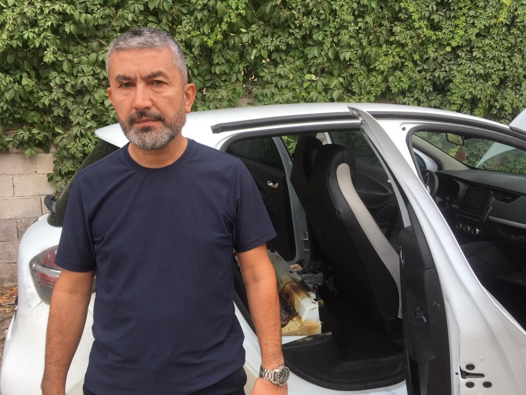 Park halindeyken yanmaya başlayan elektrikli araçtaki yangın, 2 saat boyunca söndürülemedi