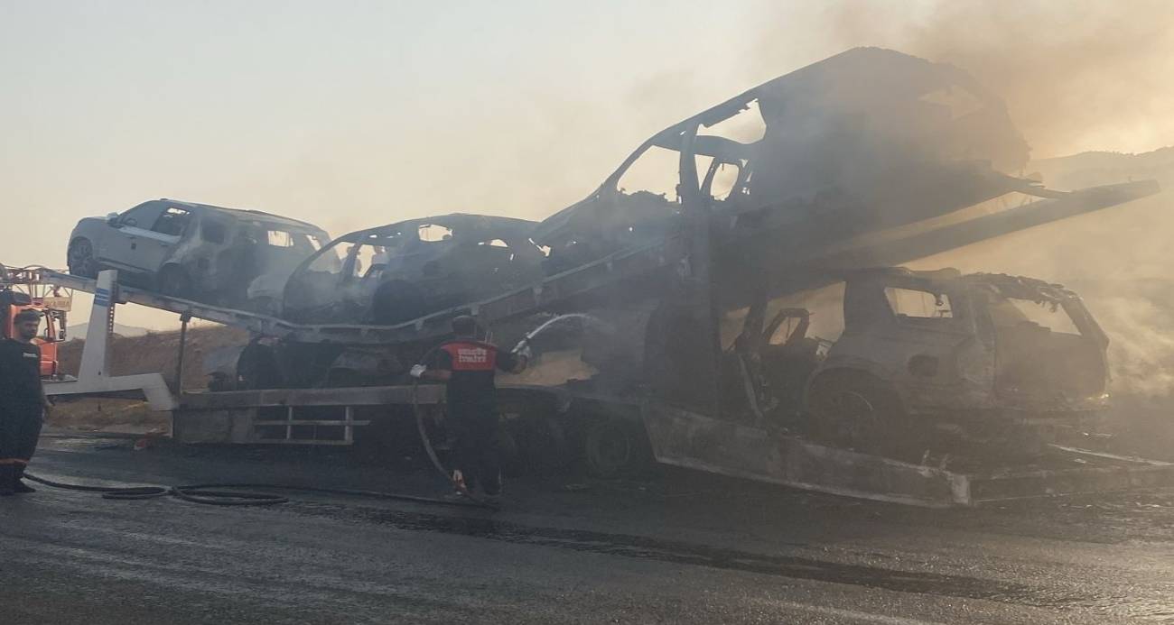 Batman’da sıfır kilometre 5 lüks araç, yüklü olduğu tırla yanarak hurdaya döndü