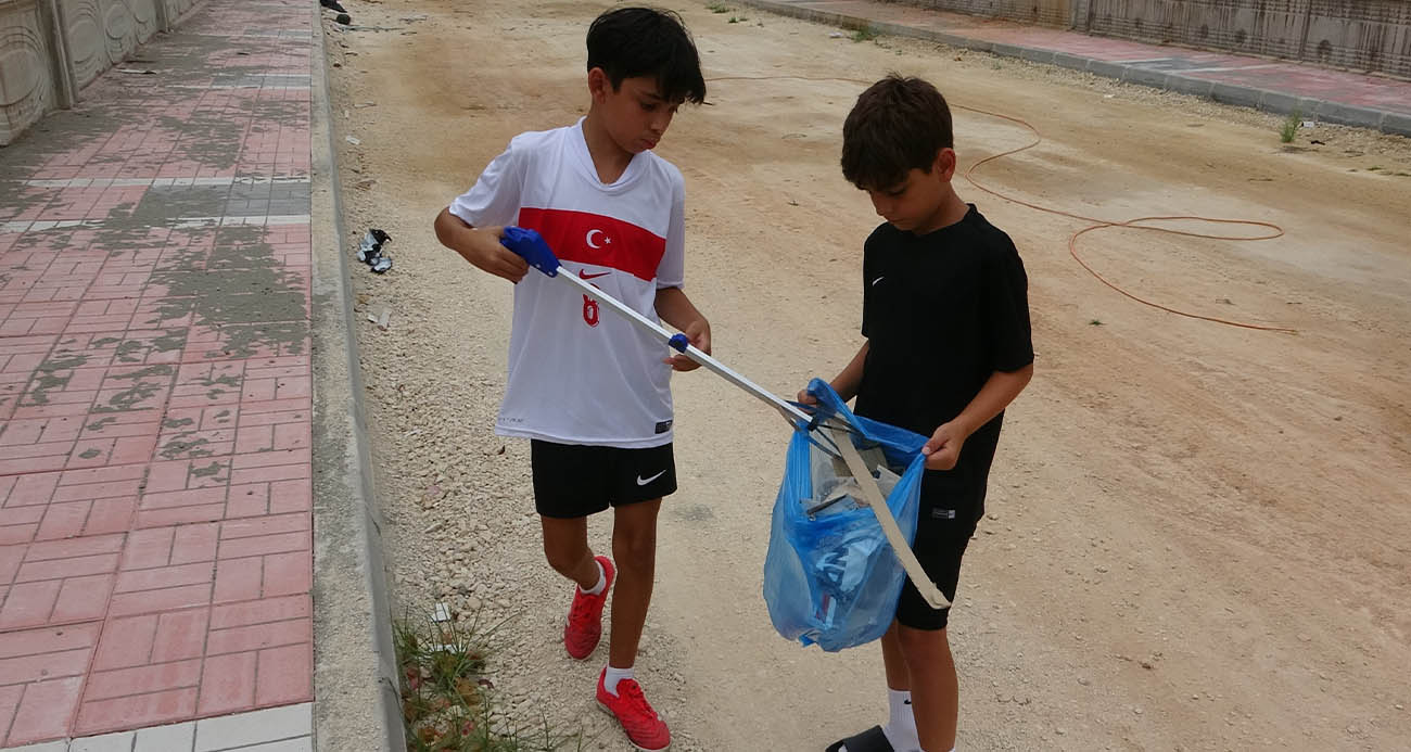 Çevreci çocuk sosyal medyada çöp toplama hareketiyle dikkat çekti