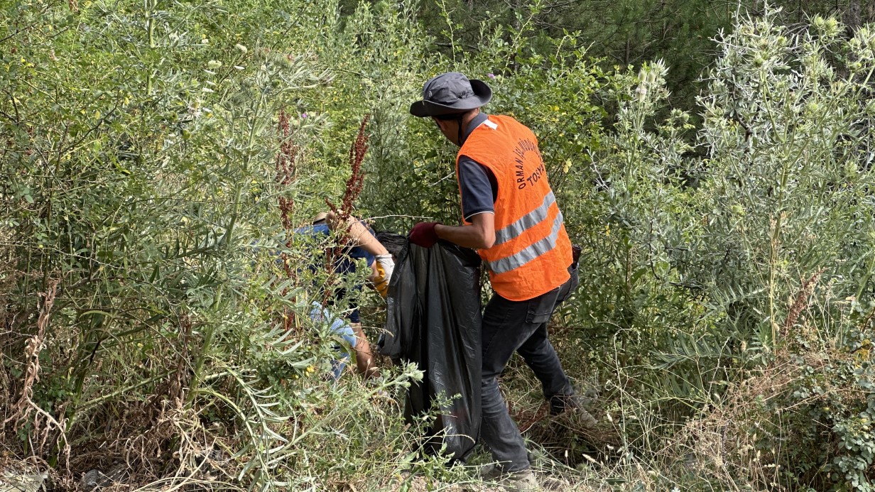 Ormanlık alandan 200 torba çöp çıktı