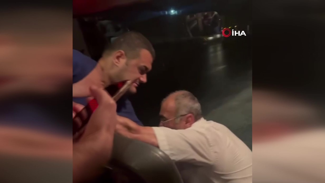 Otobüs şoförleri arasında yol kenarında bıçaklı kavga: 1 yaralı