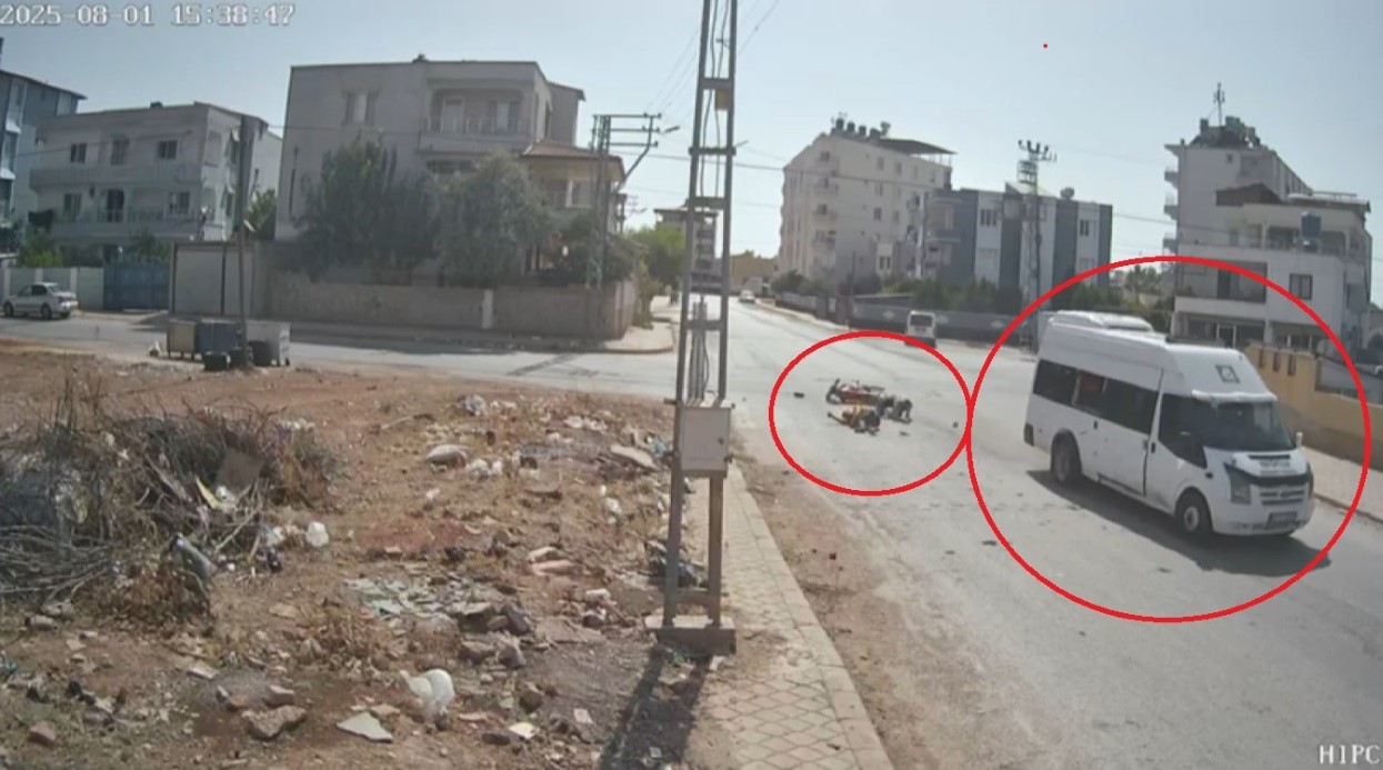 Motosiklet, minibüse ok gibi saplandı