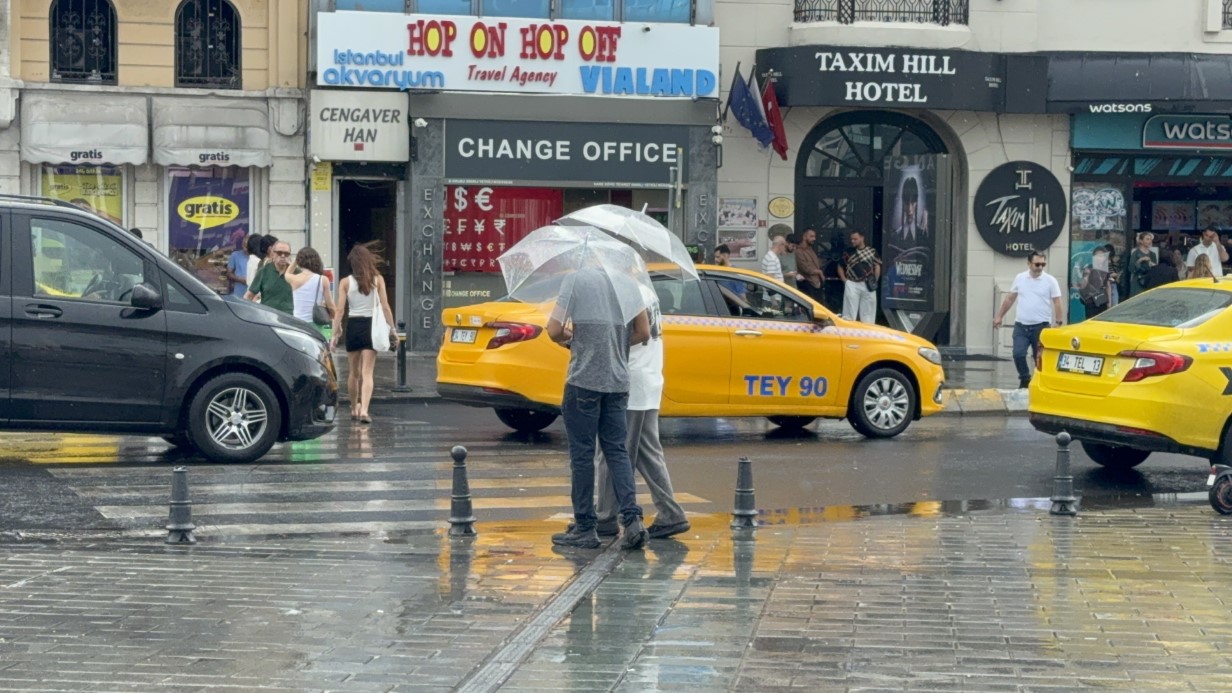 İstanbul’da yağmur etkili oldu: Taksim Meydanı ve çevresinde bazı vatandaşlar şemsiye açtı