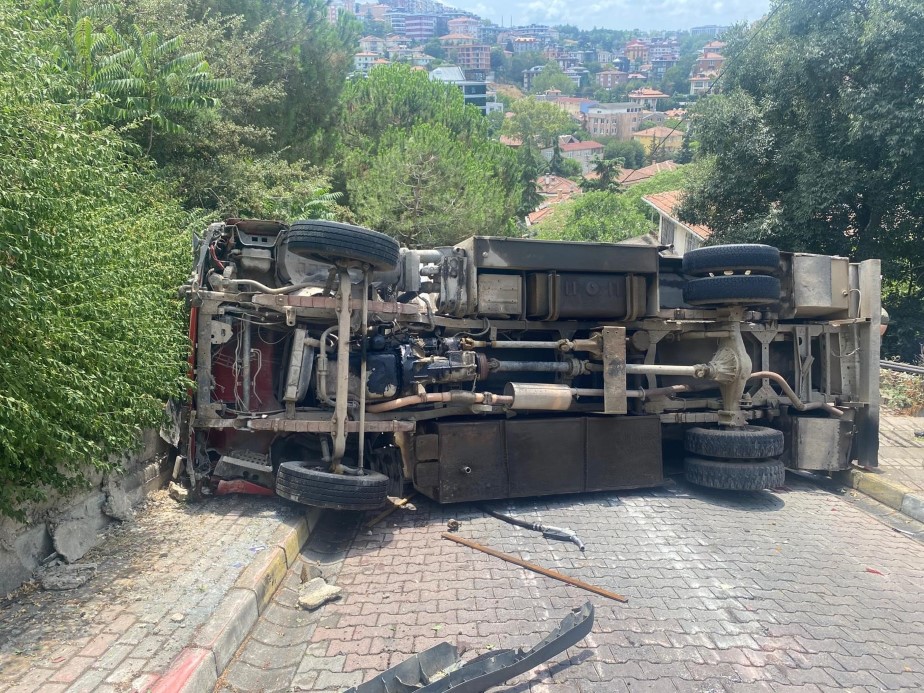 Üsküdar’da akaryakıt tankeri devrildi: 1 yaralı