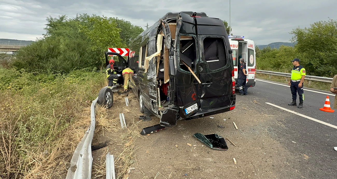 Anadolu Otoyolu’nda minibüs bariyere saplandı: 7 kişi yaralandı
