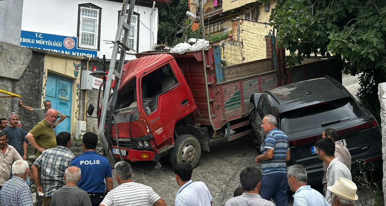 Kontrolden çıkan kamyon park halindeki araç ile elektrik direğine çarparak durabildi